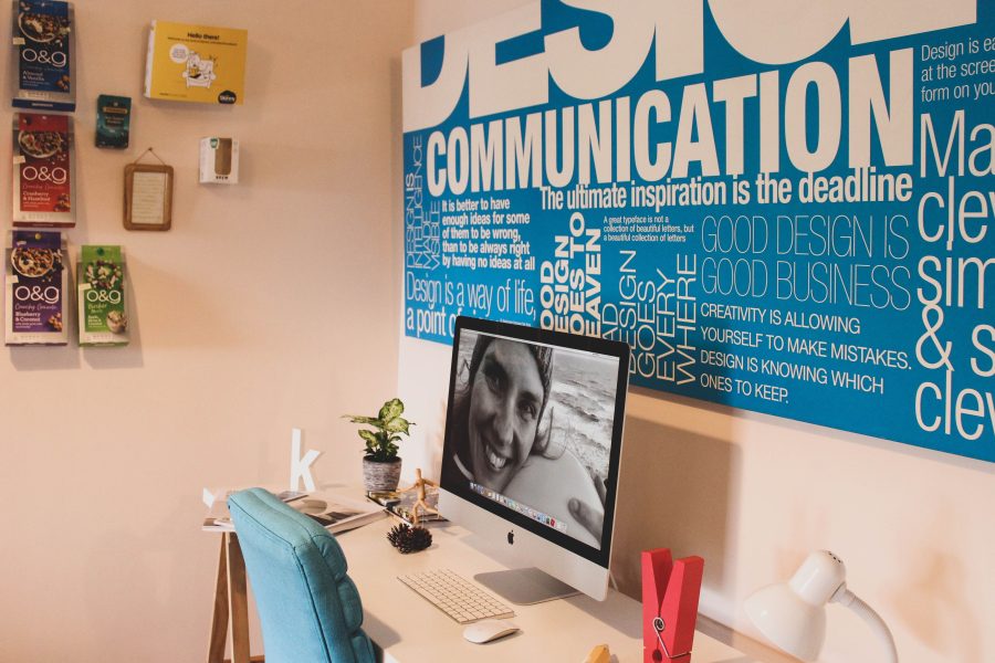 Espace bureau moderne avec elements de design et creativite