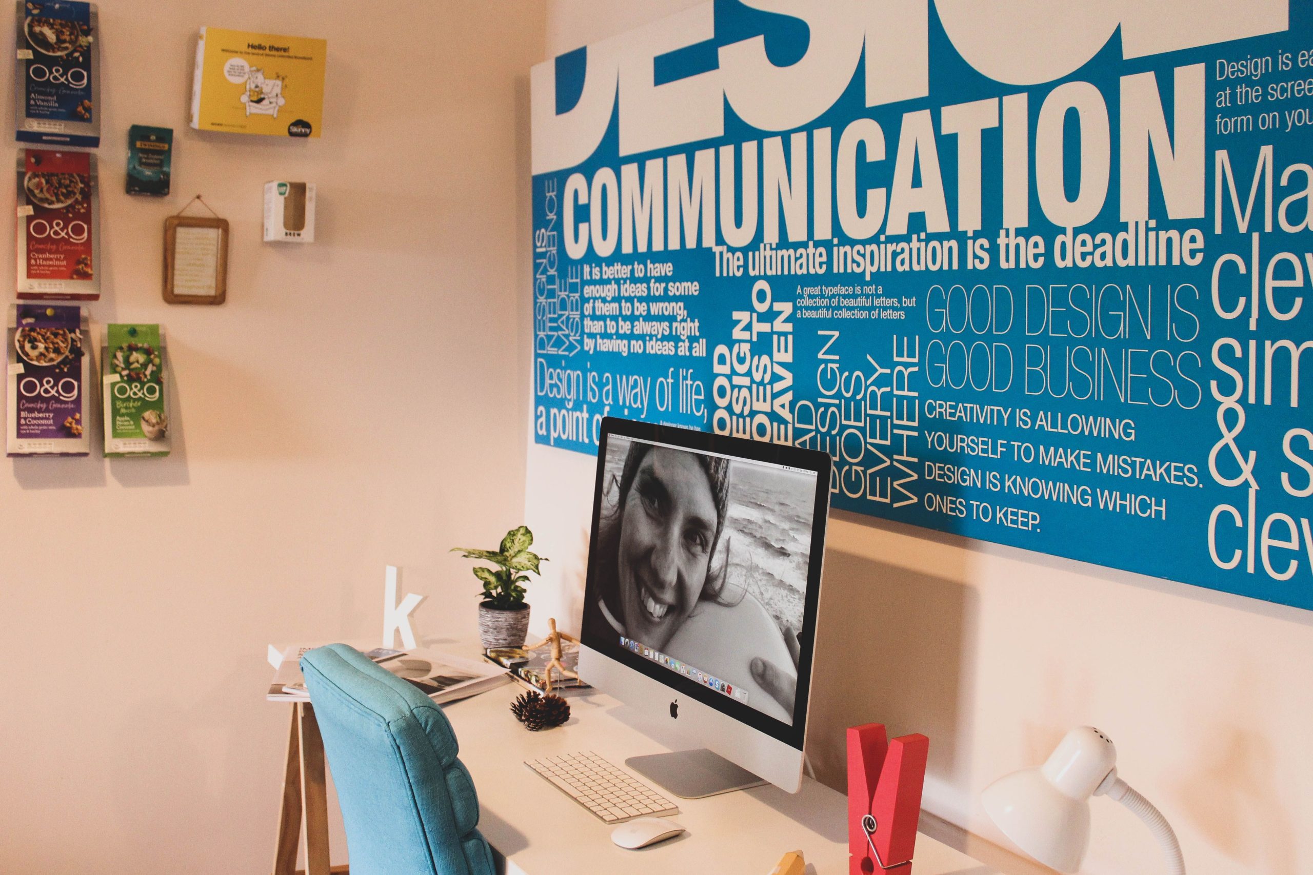 Espace bureau moderne avec elements de design et creativite
