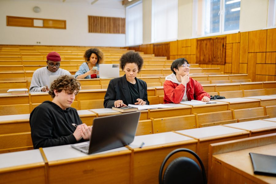 Etudiants etudiant ensemble en classe avec ordinateurs