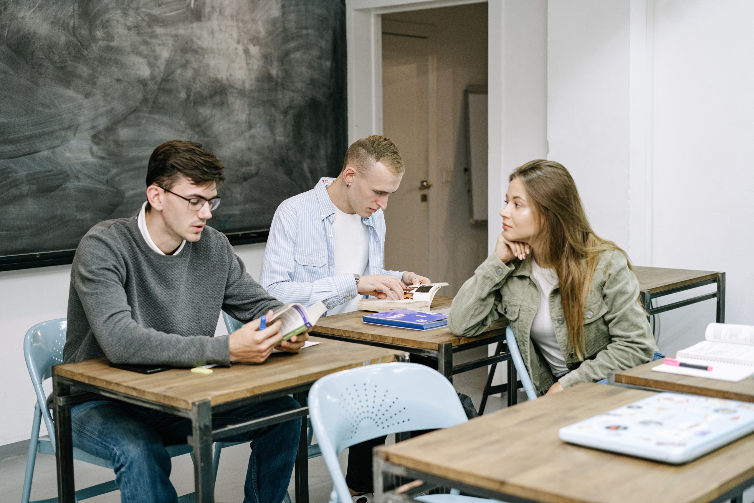 Jeunes adultes etudiant et discutant en classe