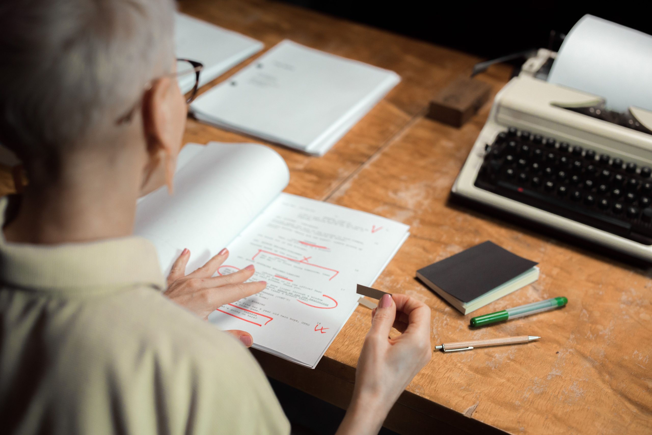 Femme relisant un script annoté à son bureau