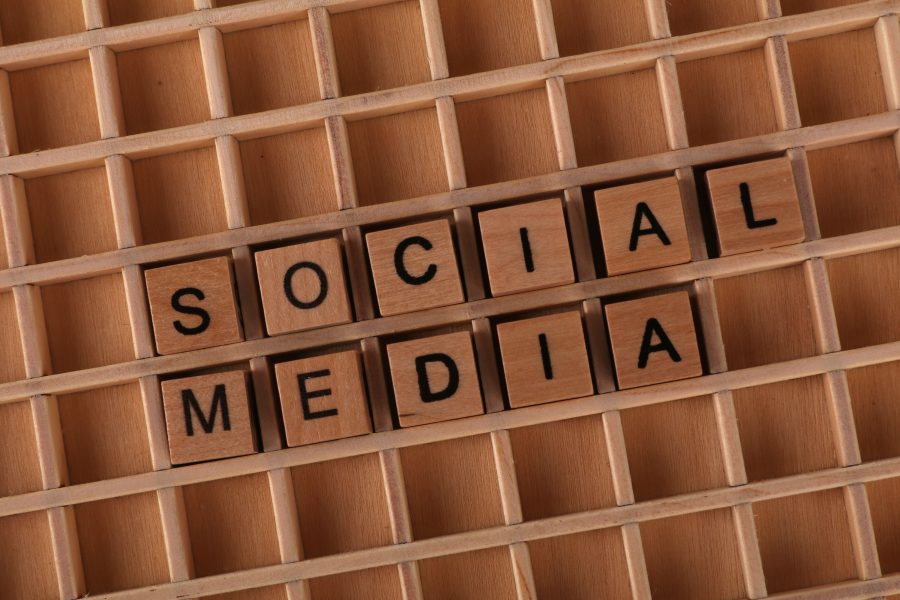 Lettres Scrabble formant réseaux sociaux