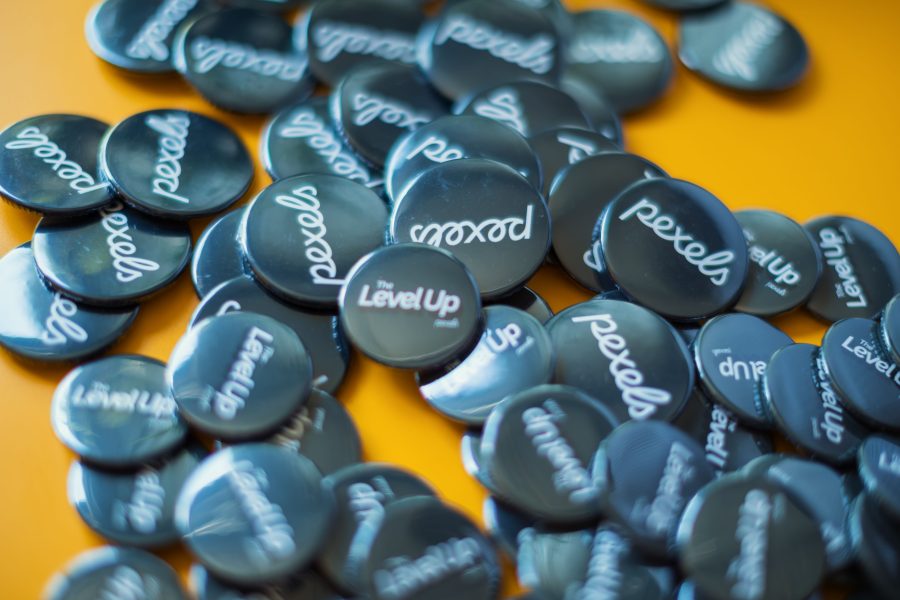 Badges et logos colorés sur surface jaune vif
