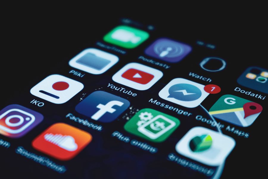 Écran smartphone affichant icônes applications réseaux sociaux