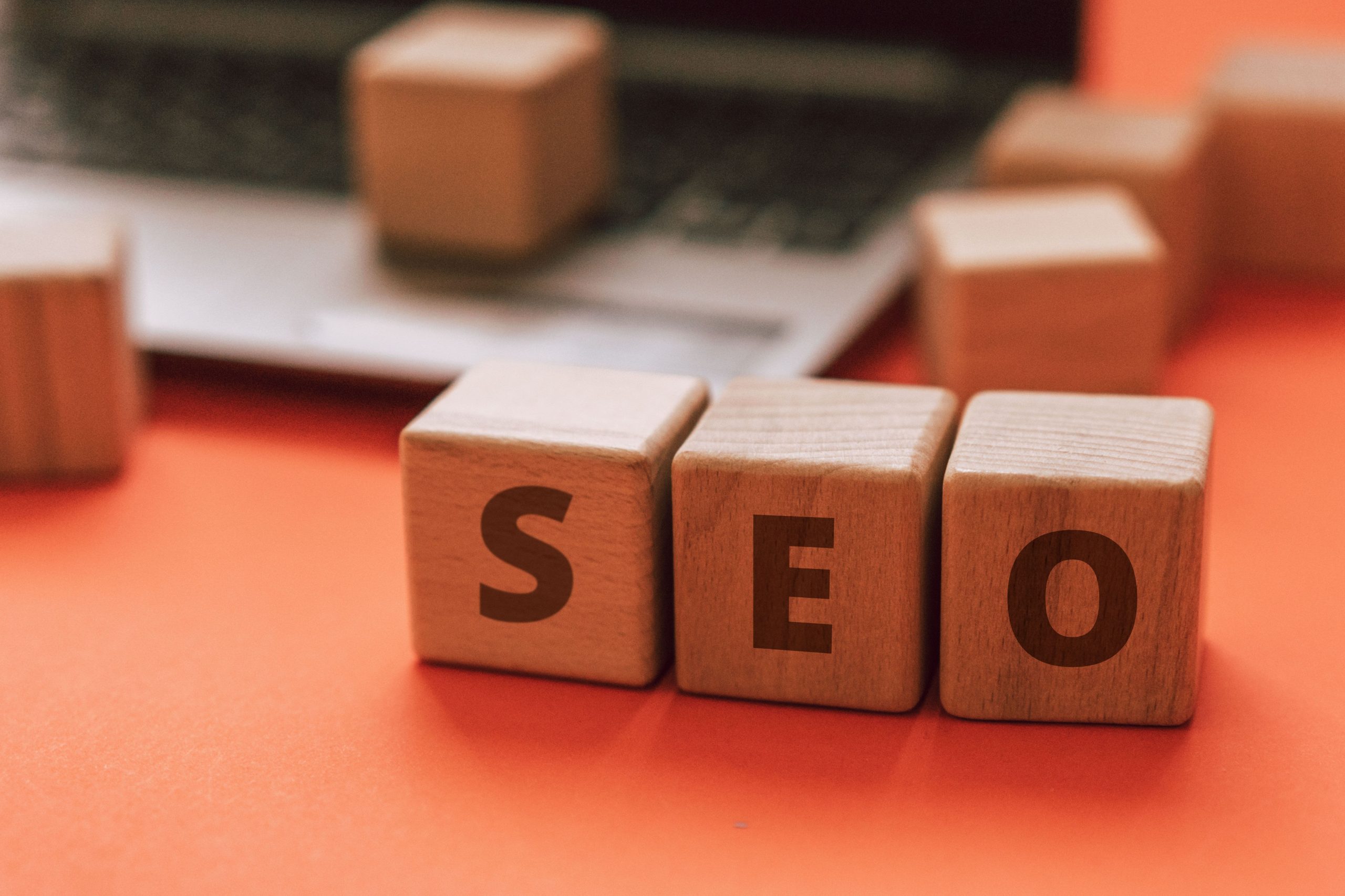 Blocs en bois formant SEO sur un clavier