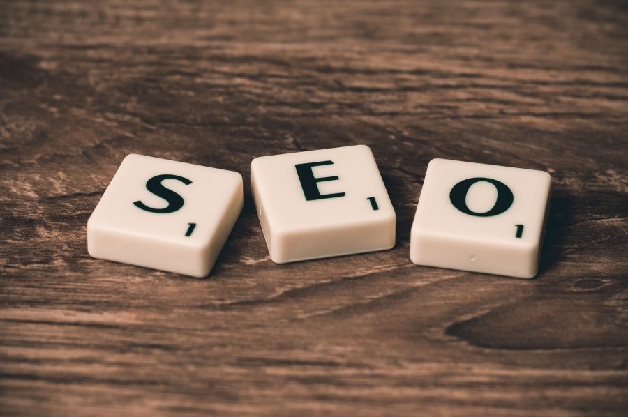 Lettres SEO formées avec des tuiles Scrabble