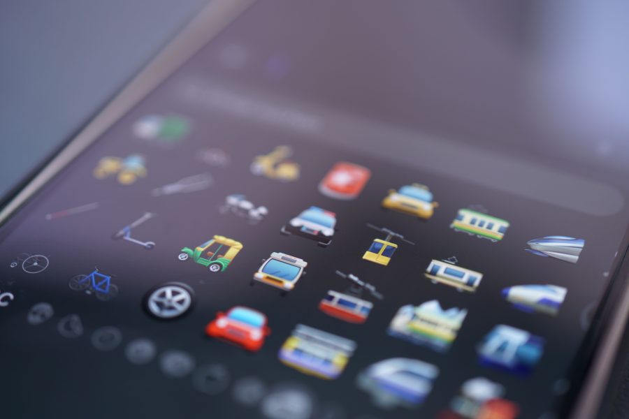 Emojis colores sur ecran smartphone communication